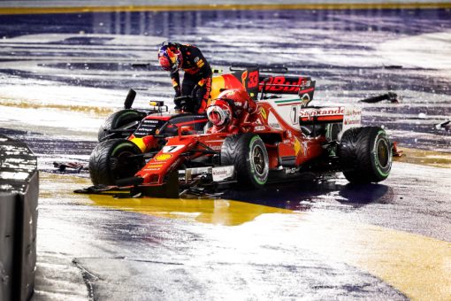 Foto Poster Max Verstappen en Kimi Raikkonen na de Crash tijdens de Start van GP Singapore 2017