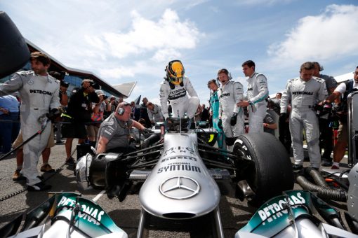 Foto Poster Lewis Hamilton tijdens de GP van Engeland, F1 Mercedes Team 2013