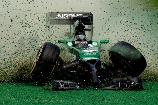 Foto Poster Kamui Kobayashi Crash tijdens de GP van Singapore, F1 Marussia Team 2014