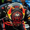 Max Verstappen - Red Bull Racing Helm-Shot in de Pitbox tijdens de GP van Spanje, Formule 1 Foto van Seizoen 2018 als Poster, Ingelijst op Canvas achter Acrylglas op Alu Dibond of als Puzzel te bestellen. Nieuw Nu ook Behang !!