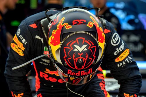 Max Verstappen - Red Bull Racing Helm-Shot in de Pitbox tijdens de GP van Spanje, Formule 1 Foto van Seizoen 2018 als Poster, Ingelijst op Canvas achter Acrylglas op Alu Dibond of als Puzzel te bestellen. Nieuw Nu ook Behang !!