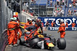 Max Verstappen - Red Bull Racing crashed tijdens de 3e vrijetraining in Monaco - Monte Carlo Formule 1 Seizoen 2018. Foto is te bestellen als Poster, Ingelijst, Acrylglas, Alu-Dibond, Canvas, Forex of maak je eigen F1 Puzzel. Haal de Formule1 in huis met F1 Behang.