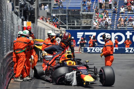 Max Verstappen - Red Bull Racing crashed tijdens de 3e vrijetraining in Monaco - Monte Carlo Formule 1 Seizoen 2018. Foto is te bestellen als Poster, Ingelijst, Acrylglas, Alu-Dibond, Canvas, Forex of maak je eigen F1 Puzzel. Haal de Formule1 in huis met F1 Behang.
