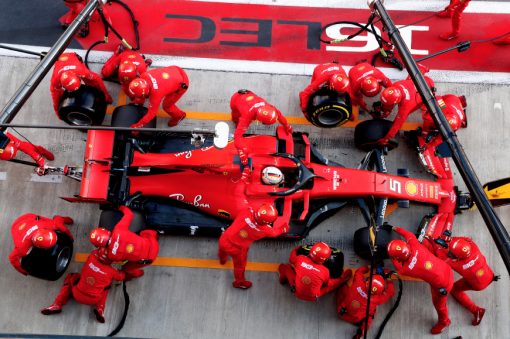 Sebastian Vettel pitstop tijdens race Rusland 2019